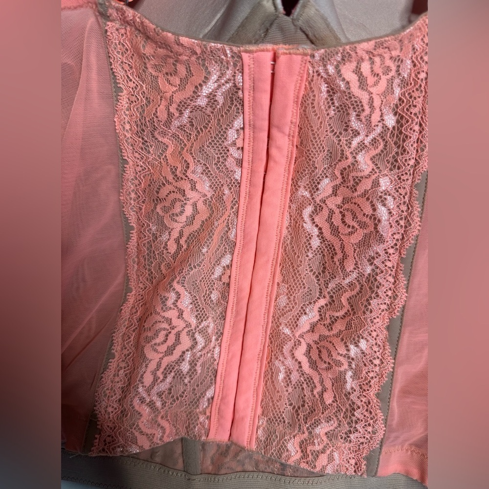 Chic Lace Bustier in Coral - Picture 6 of 10